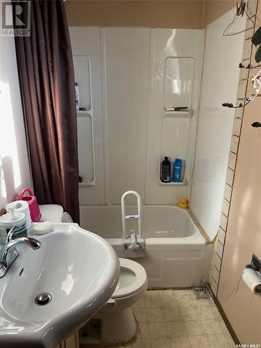 202 3Rd Avenue, Young, SK - Indoor Photo Showing Bathroom