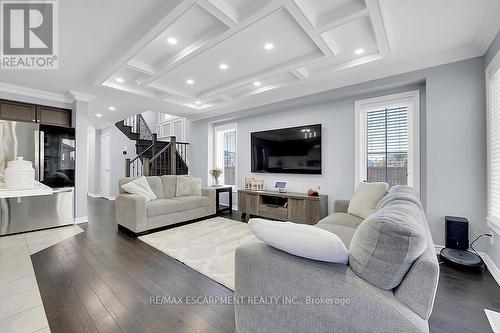 328 Pumpkin Pass, Hamilton, ON - Indoor Photo Showing Living Room