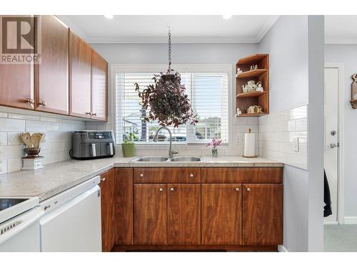 1255 Raymer Avenue Unit# 122, Kelowna, BC - Indoor Photo Showing Kitchen With Double Sink