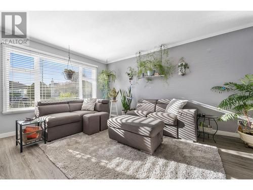 1255 Raymer Avenue Unit# 122, Kelowna, BC - Indoor Photo Showing Living Room