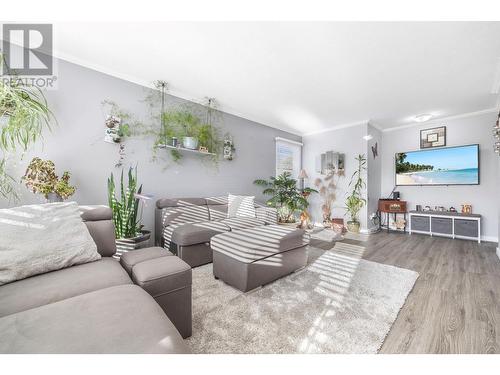 1255 Raymer Avenue Unit# 122, Kelowna, BC - Indoor Photo Showing Living Room