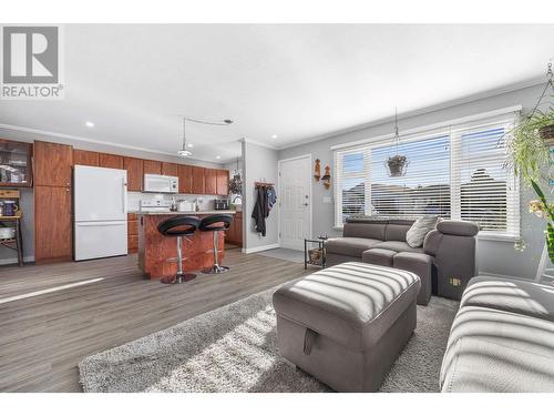 1255 Raymer Avenue Unit# 122, Kelowna, BC - Indoor Photo Showing Living Room