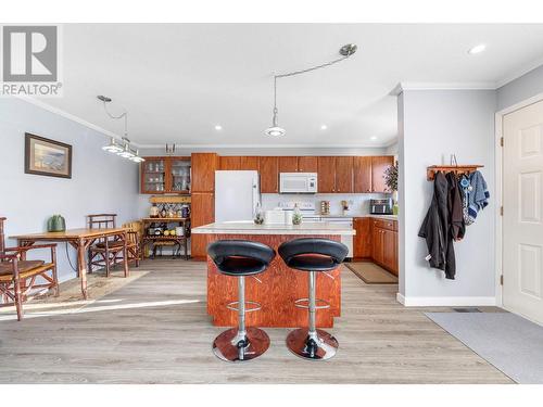 1255 Raymer Avenue Unit# 122, Kelowna, BC - Indoor Photo Showing Kitchen