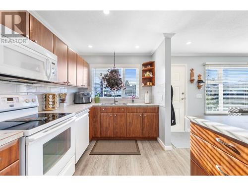 1255 Raymer Avenue Unit# 122, Kelowna, BC - Indoor Photo Showing Kitchen