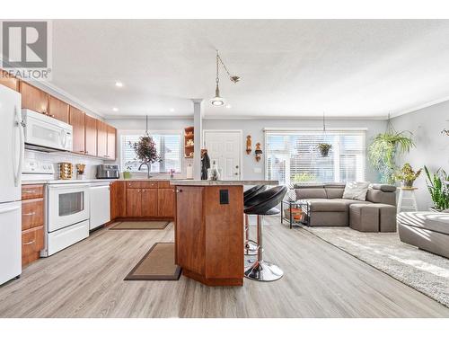 1255 Raymer Avenue Unit# 122, Kelowna, BC - Indoor Photo Showing Kitchen