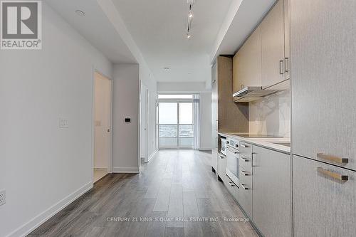 601 - 60 Honeycrisp Crescent, Vaughan, ON - Indoor