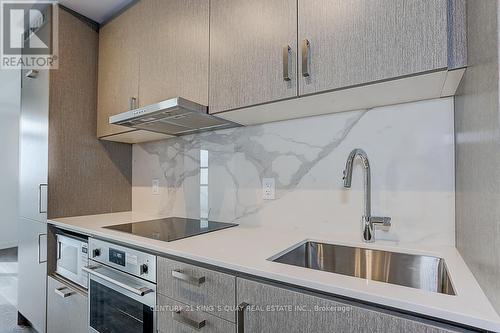 601 - 60 Honeycrisp Crescent, Vaughan, ON - Indoor Photo Showing Kitchen