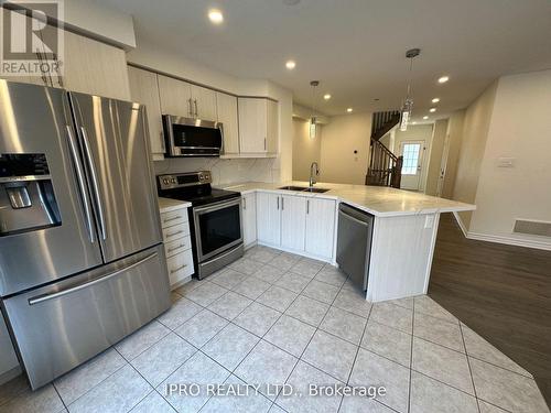 112 Bond Head Court, Milton, ON - Indoor Photo Showing Kitchen With Stainless Steel Kitchen With Double Sink With Upgraded Kitchen