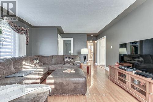 334 Regal Drive, London, ON - Indoor Photo Showing Living Room