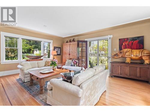 1812 Marshall Street, Kelowna, BC - Indoor Photo Showing Living Room