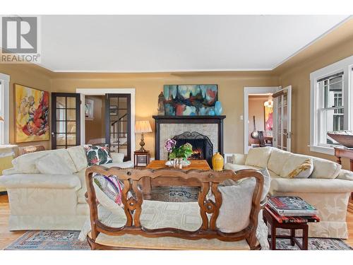 1812 Marshall Street, Kelowna, BC - Indoor Photo Showing Living Room With Fireplace