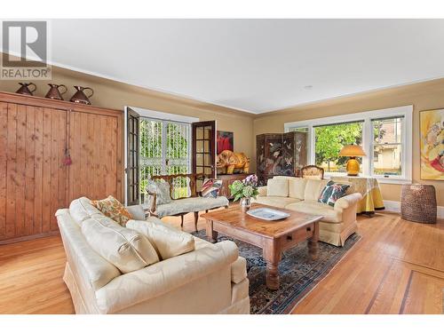 1812 Marshall Street, Kelowna, BC - Indoor Photo Showing Living Room