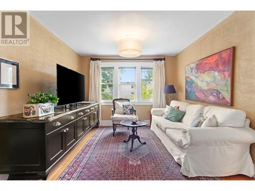 1812 Marshall Street, Kelowna, BC - Indoor Photo Showing Living Room