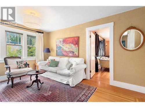 1812 Marshall Street, Kelowna, BC - Indoor Photo Showing Living Room