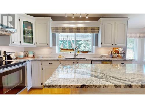 2915 Canada Way, Blind Bay, BC - Indoor Photo Showing Kitchen