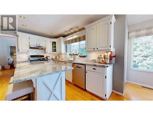 2915 Canada Way, Blind Bay, BC - Indoor Photo Showing Kitchen