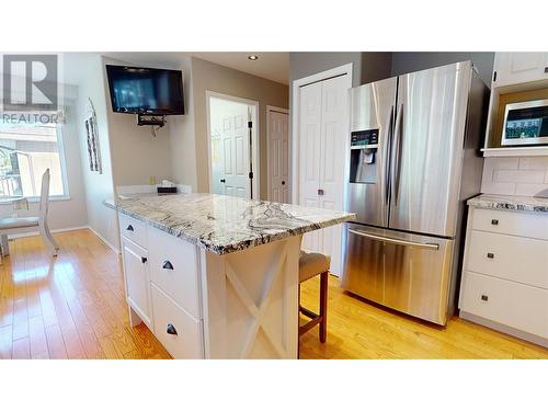 2915 Canada Way, Blind Bay, BC - Indoor Photo Showing Kitchen With Upgraded Kitchen