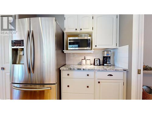 2915 Canada Way, Blind Bay, BC - Indoor Photo Showing Kitchen