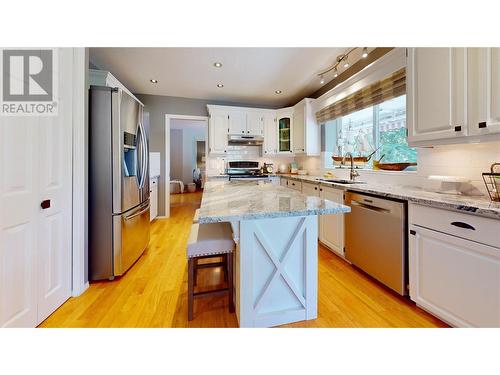 2915 Canada Way, Blind Bay, BC - Indoor Photo Showing Kitchen