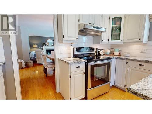 2915 Canada Way, Blind Bay, BC - Indoor Photo Showing Kitchen