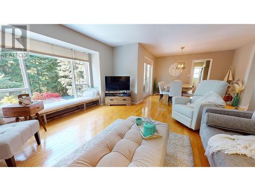 2915 Canada Way, Blind Bay, BC - Indoor Photo Showing Living Room