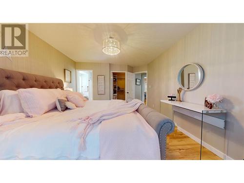 2915 Canada Way, Blind Bay, BC - Indoor Photo Showing Bedroom