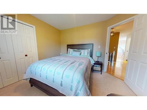 2915 Canada Way, Blind Bay, BC - Indoor Photo Showing Bedroom