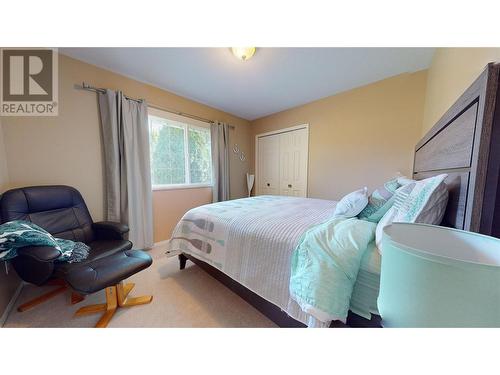 2915 Canada Way, Blind Bay, BC - Indoor Photo Showing Bedroom