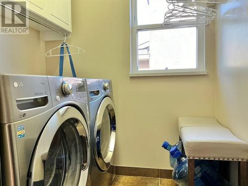 2915 Canada Way, Blind Bay, BC - Indoor Photo Showing Laundry Room