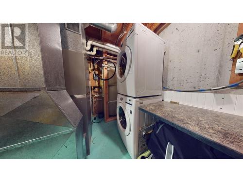 2915 Canada Way, Blind Bay, BC - Indoor Photo Showing Laundry Room