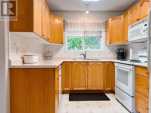 719 11Th  Avenue Unit# 204, Castlegar, BC - Indoor Photo Showing Kitchen With Double Sink