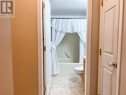 719 11Th  Avenue Unit# 204, Castlegar, BC - Indoor Photo Showing Bathroom