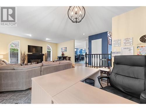 3257 Juniper Drive, Naramata, BC - Indoor Photo Showing Living Room