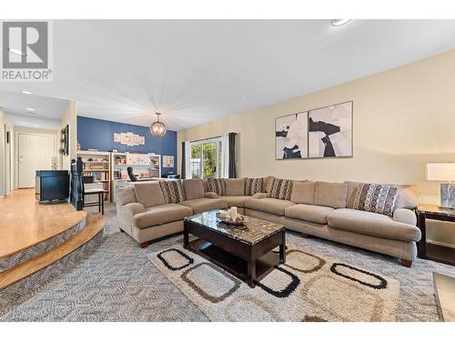 3257 Juniper Drive, Naramata, BC - Indoor Photo Showing Living Room