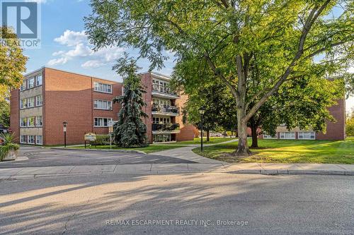 304 - 2052 Courtland Drive, Burlington, ON - Outdoor