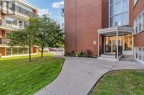 304 - 2052 Courtland Drive, Burlington, ON - Outdoor