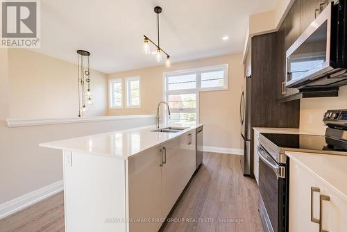 917 Dundas Street W, Whitby (Lynde Creek), ON - Indoor Photo Showing Kitchen With Double Sink With Upgraded Kitchen