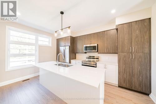 917 Dundas Street W, Whitby (Lynde Creek), ON - Indoor Photo Showing Kitchen With Double Sink With Upgraded Kitchen