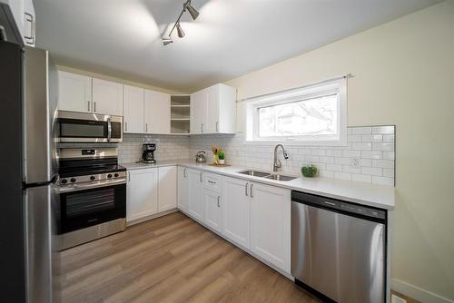 527 Simcoe Street, Winnipeg, MB - Indoor Photo Showing Kitchen With Stainless Steel Kitchen With Double Sink