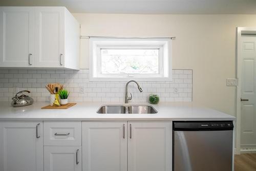 527 Simcoe Street, Winnipeg, MB - Indoor Photo Showing Kitchen With Double Sink