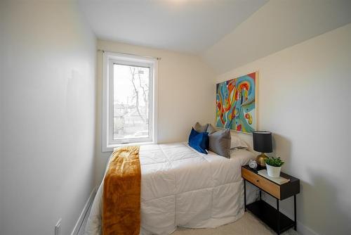 527 Simcoe Street, Winnipeg, MB - Indoor Photo Showing Bedroom