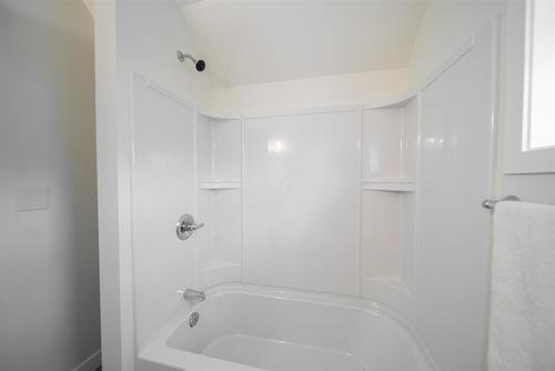 527 Simcoe Street, Winnipeg, MB - Indoor Photo Showing Bathroom