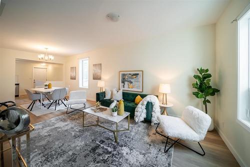 527 Simcoe Street, Winnipeg, MB - Indoor Photo Showing Living Room