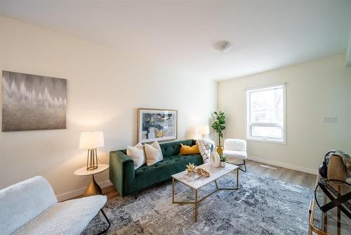 527 Simcoe Street, Winnipeg, MB - Indoor Photo Showing Living Room