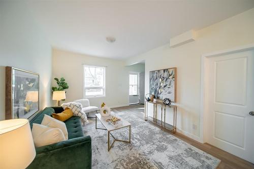 527 Simcoe Street, Winnipeg, MB - Indoor Photo Showing Living Room