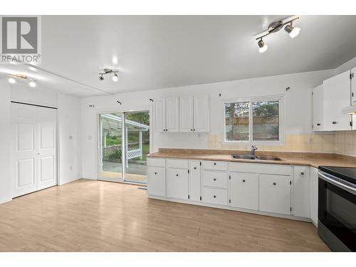 2173 Glenwood Drive, Kamloops, BC - Indoor Photo Showing Kitchen With Double Sink