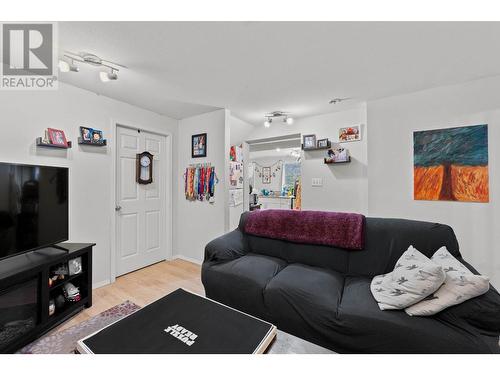 2173 Glenwood Drive, Kamloops, BC - Indoor Photo Showing Living Room