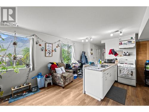 2173 Glenwood Drive, Kamloops, BC - Indoor Photo Showing Kitchen