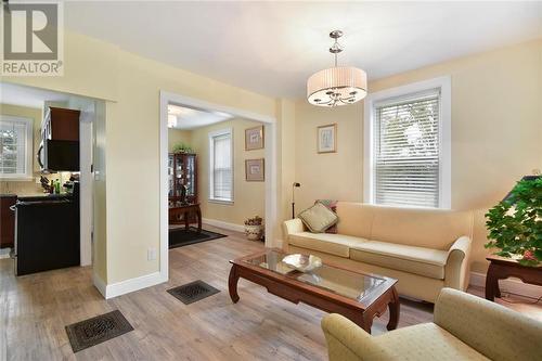 205 Lake Street, Front Of Yonge, ON - Indoor Photo Showing Living Room