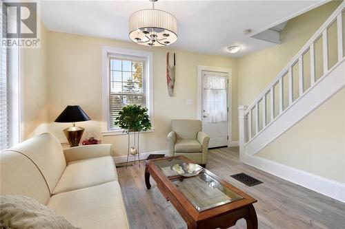 205 Lake Street, Front Of Yonge, ON - Indoor Photo Showing Living Room